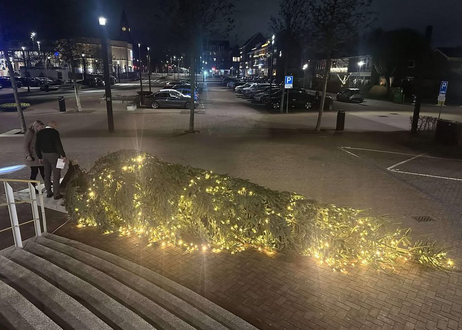 Grote kerstboom op gemeentehuisplein neergehaald: “Lijkt opzet in het spel te zijn”