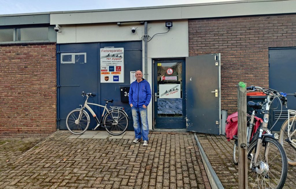 Pakket- en fietsreparatiepunt ‘Het Zijspoor’ verhuisd van station Barendrecht naar de Gouwe