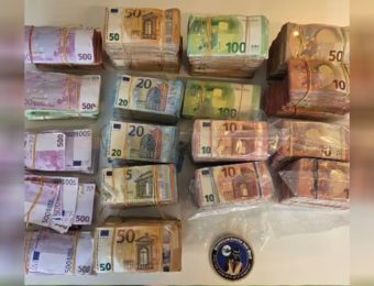 Speurhond vindt tas met €700.000 in woning aan het Ketelmeer, man (43) aangehouden