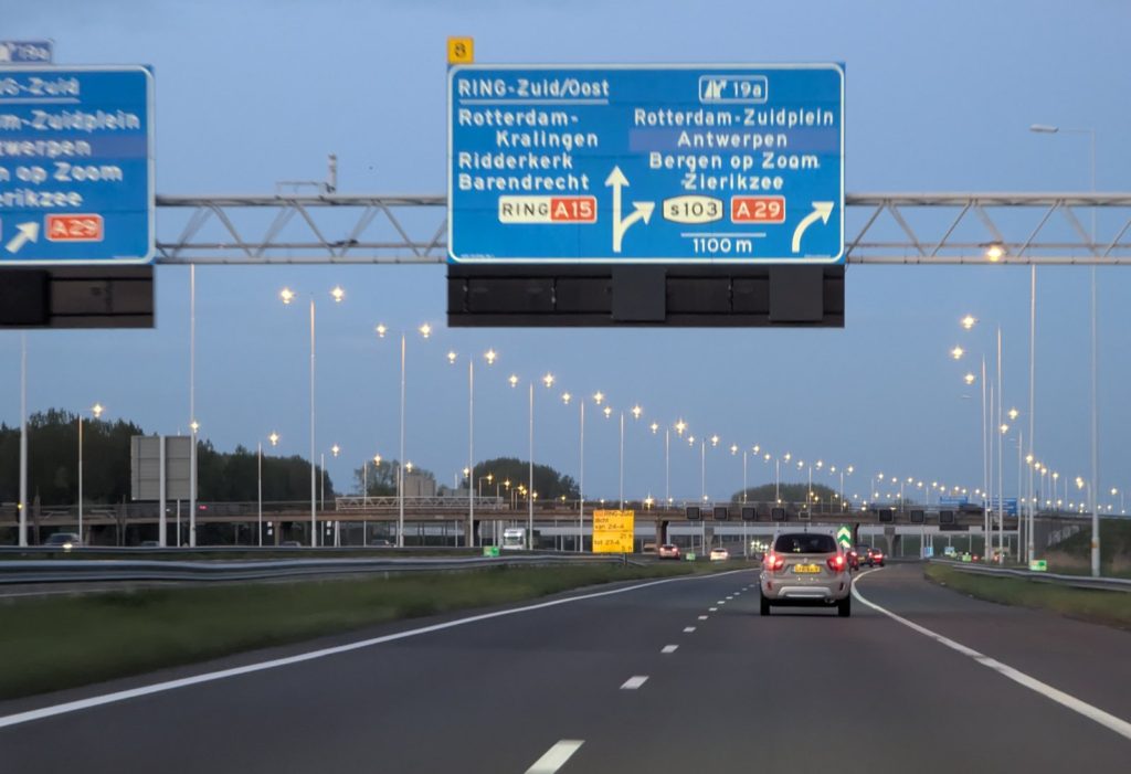 Vanaf 24 april: Aanleg van nieuw asfalt op A15 Barendrecht, meerdaagse afsluitingen
