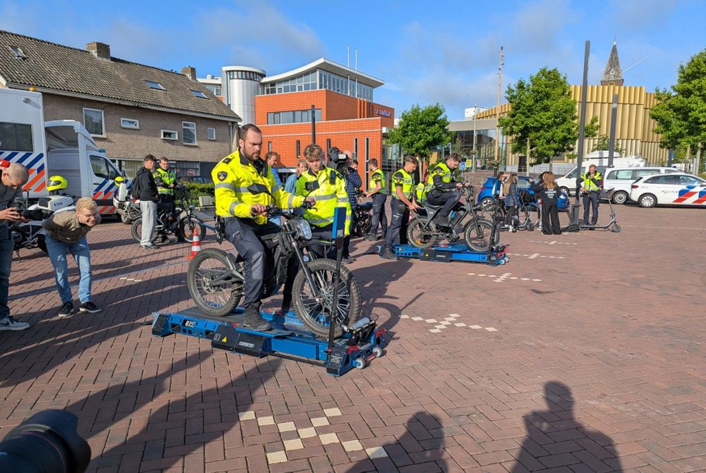 Fatbike controleactie op het gemeentehuisplein, startschot van landelijke campagne