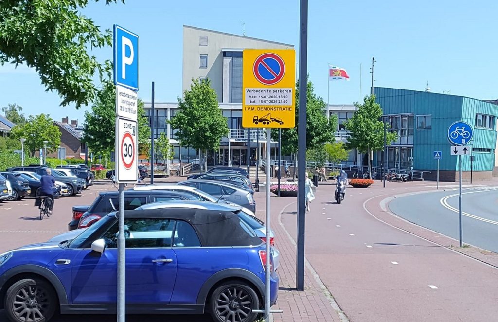 Vanavond demonstraties tegen AZC in Barendrecht én tegen-anti-AZC demonstratie op gemeentehuisplein