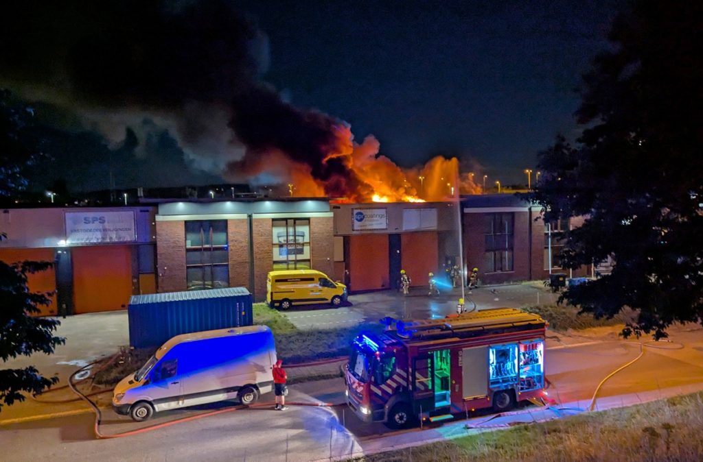 Uitslaande grote brand in bedrijfspand aan de Fennaweg