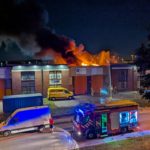 Uitslaande grote brand in bedrijfspand aan de Fennaweg