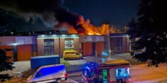 Uitslaande grote brand in bedrijfspand aan de Fennaweg