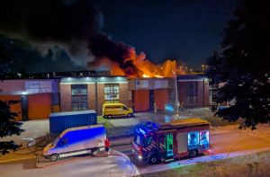 Uitslaande grote brand in bedrijfspand aan de Fennaweg