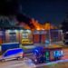 Uitslaande grote brand in bedrijfspand aan de Fennaweg