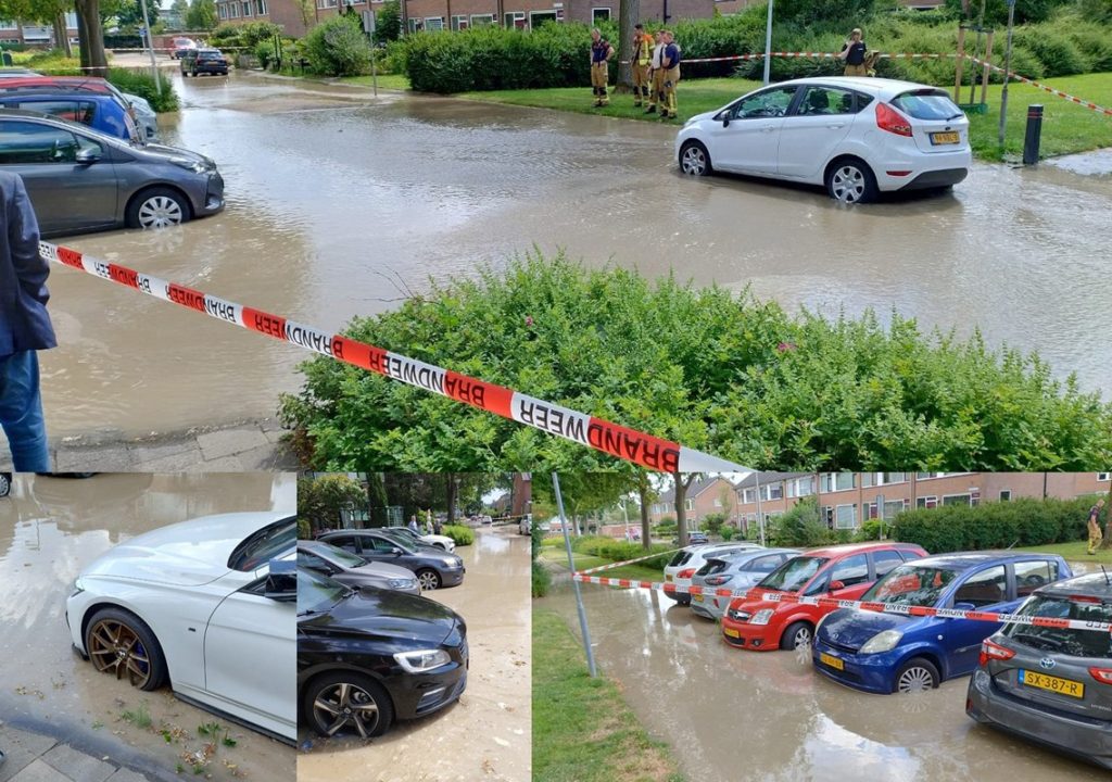 Grote waterlekkage aan de Lavendelhof, straat en parkeervakken volgelopen met water