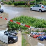 Grote waterlekkage aan de Lavendelhof, straat en parkeervakken volgelopen met water