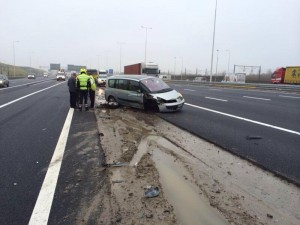 Auto verliest voorwiel bij aanrijding met meerdere voertuigen A15 bij Barendrecht t.h.v. Smitshoek