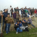 Groep 6 CBS Vrijenburg plant bomen op Nationale Boomfeestdag in Barendrecht