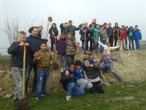 Groep 6 CBS Vrijenburg plant bomen op Nationale Boomfeestdag in Barendrecht