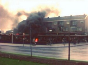 Oude filmpjes van Barendrecht met de brandweer in 1967 (Aangestoken autobanden brand op 't Vlak, Barendrecht)