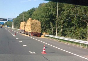Hooibalen vallen van vrachtwagen op de A29 (Heinenoordtunnel), Barendrecht