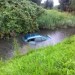 Auto vliegt uit bocht en gaat te water aan de Boezemweg in Barendrecht