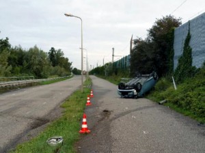 Auto op zijn kop aan de Stationsweg / Waalviaduct, Barendrecht