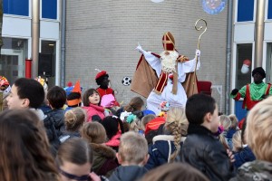 Sinterklaas swingt de pan uit bij aankomst op Het Kompas