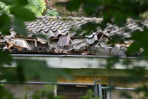 Krakers uit woning Bongerd gezet: "Gemeente hakt in dak vol asbest"
