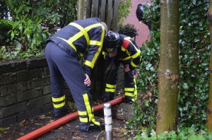 Brandweer druk met wateroverlast en stormschade meldingen (Foto: Wateroverlast tuin en kelder aan de Voordijk in Barendrecht)