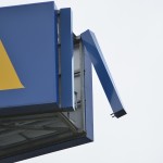 Stormschades: Loshangend reclamebord IKEA en omgewaaide boom in Barendrecht