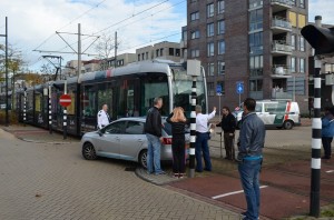 Tram schept auto aan de Avenue Carnisse/Elzenwede in Barendrecht (Carnisselande)