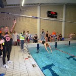 12-uurs zwemmarathon 'Hulpverleners te water' spetterend van start (Inge de Bruijn zwembad, Barendrecht)