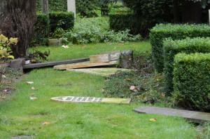 Graven vernield op de begraaafplaats van Barendrecht