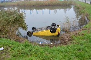 Auto op zijn kop te water na aanrijding aan de Kilweg in Barendrecht