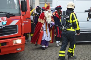 Sinterklaas met stoomtrein en brandweerauto aangekomen in Barendrecht
