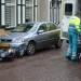 Scooter komt ten val tegen bumper van auto aan de Dorpsstraat in Barendrecht