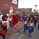 Sinterklaas te paard met muziekpieten door Carnisselande