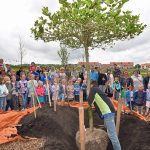 Kinderen 'planten' hun wens bij opening van Hoftuin