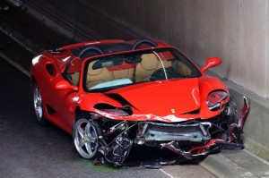 Ferrari botst tegen tunnelwanden aan de Boezemweg in Barendrecht