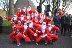 Santa Run: Kerstmannen en vrouwen rennen door centrum Barendrecht