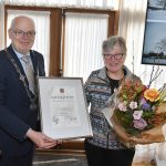 Mevrouw Van den Boogert-Vis ontvangt waarderingsspeld voor 25 jaar vrijwilligerswerk