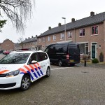 Politie doet instap in woning aan de Zeeg voor onderzoek naar vuurwapens