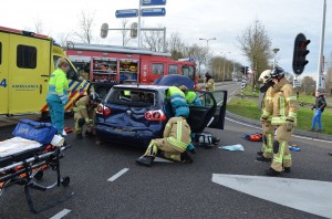 Twee gewonden bij aanrijding met vuilnisauto op de Dierensteinweg / Lorentzweg in Barendrecht