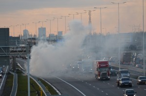 Auto in brand, rookgordijn trekt over snelweg A15 in Barendrecht (Carnisselande)