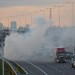 Auto in brand, rookgordijn trekt over snelweg A15 in Barendrecht (Carnisselande)