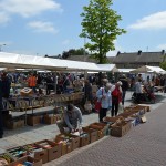 Rommelmarkt op het gemeentehuisplein in Barendrecht