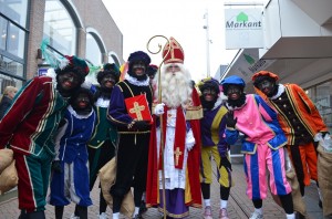 Sinterklaas bij de opening van het Pietenhuis op de Middenbaan