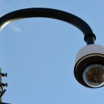 Cameratoezicht met beveiligingscamera op paal