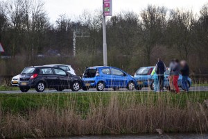Kop-staart aanrijding met drie auto's op de Kilweg in Barendrecht