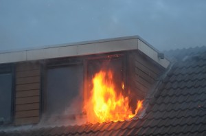 Uitslaande brand verwoest zolder woning Avenue Carré in Barendrecht (Carnisselande)