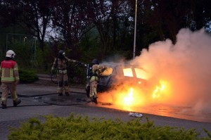 Auto volledig uitgebrand na brandstichting op parkeerplaats sportpark de Bongerd in Barendrecht