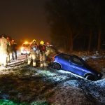 Auto raakt tijdens sneeuwbui van Achterzeedijk, bestuurder verdwenen