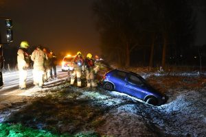 Auto raakt tijdens sneeuwbui van Achterzeedijk, bestuurder verdwenen