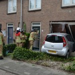 Auto met meisje achter het stuur rijdt woning binnen aan De Ruijterstraat in Barendrecht