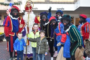 Met Sinterklaas op de foto tijdens Sint inkopen in het centrum