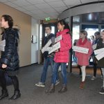 Kinderen naar presentatie Open Limonade Barendrecht in het gemeentehuis